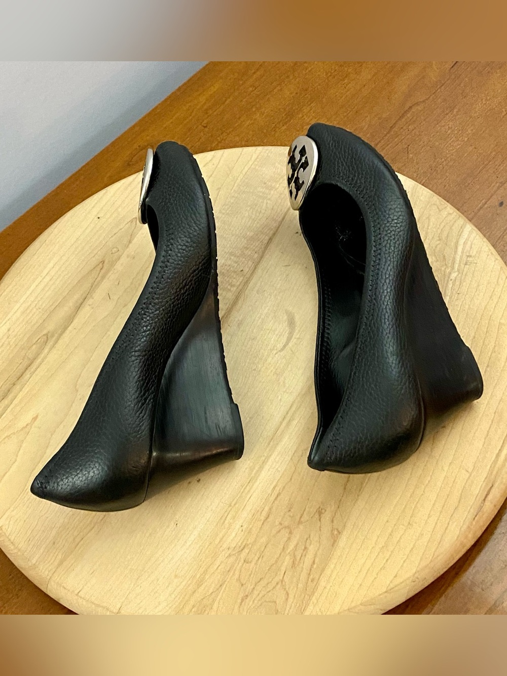 Tory Burch Sally Black Tumbled Pebbled Leather Peep Toe Wedge Pumps Sz 7.5M Y2K - Picture 14 of 16